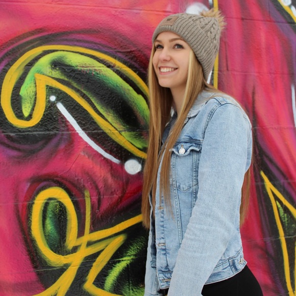 Meet your Posher, Emily - Picture 2 of 3